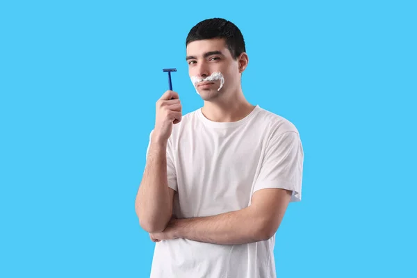 Νεαρός Άνδρας Ξυρίζεται Ανοιχτό Μπλε Φόντο — Φωτογραφία Αρχείου