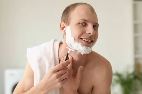 Junger Mann Rasiert Sich Badezimmer — Stockfoto