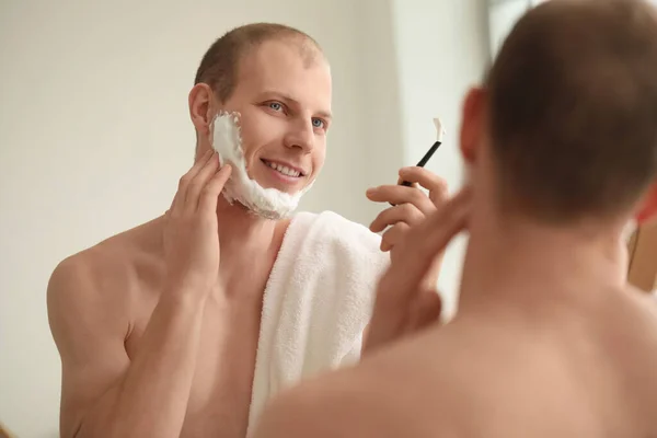 Junger Mann Rasiert Sich Badezimmer — Stockfoto