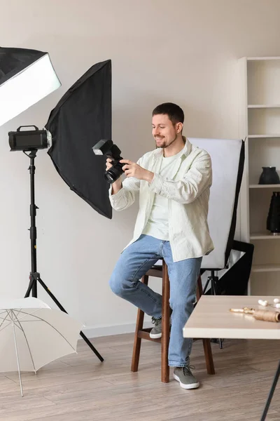 Fotógrafo Masculino Com Câmera Profissional Sentado Estúdio — Fotografia de Stock