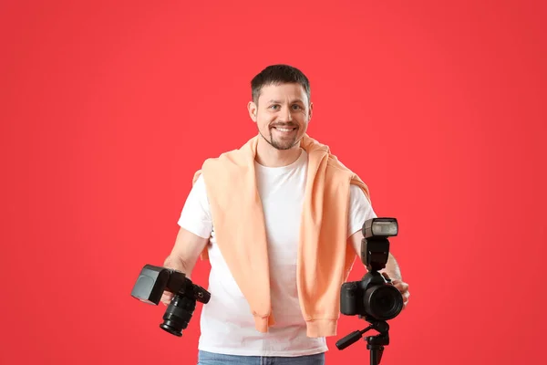 Male Photographer Professional Cameras Red Background — Stock Photo, Image