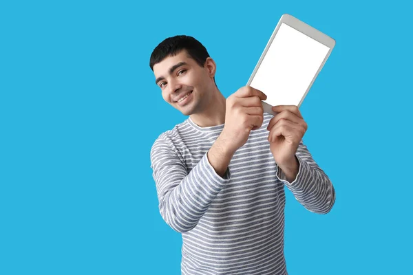 Jeune Homme Avec Tablette Sur Fond Bleu — Photo
