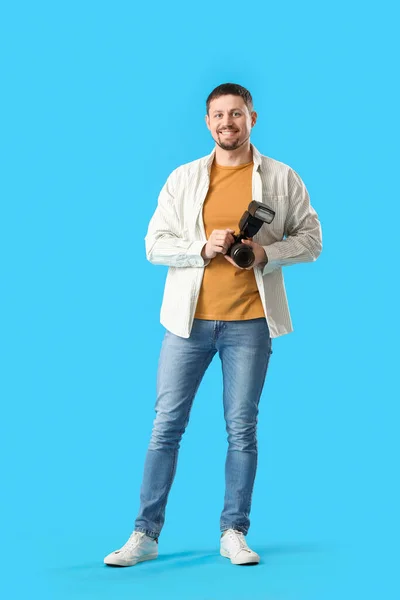 Fotógrafo Masculino Con Cámara Profesional Sobre Fondo Azul — Foto de Stock