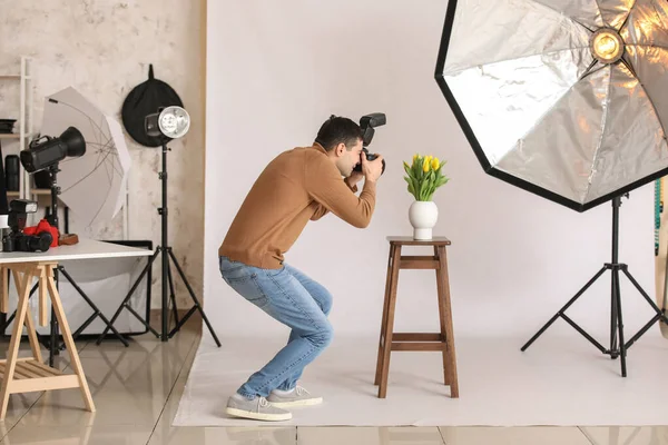 Young Male Photographer Taking Picture Tulips Studio — Stock Photo, Image