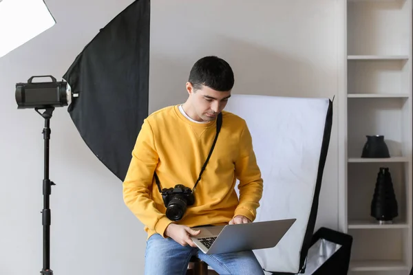 Jovem Fotógrafo Sexo Masculino Trabalhando Com Laptop Estúdio — Fotografia de Stock