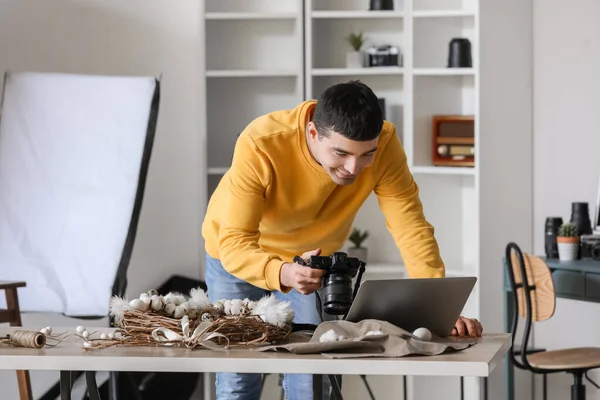 Joven Fotógrafo Masculino Con Cámara Profesional Usando Laptop Estudio — Foto de Stock