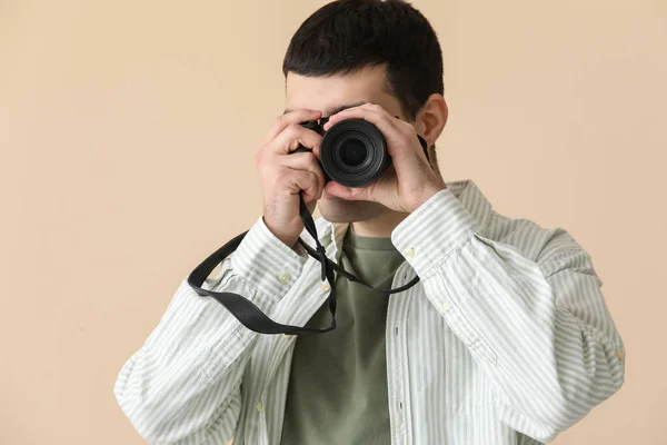 Young Male Photographer Professional Camera Beige Background Closeup — Stock Photo, Image