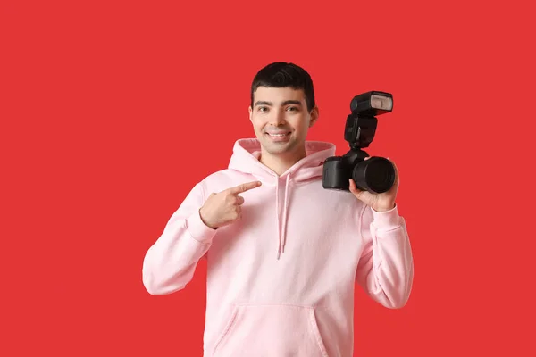 Young Male Photographer Pointing Professional Camera Red Background — Stock Photo, Image