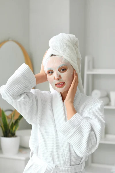 Mujer Joven Con Máscara Sábanas Baño — Foto de Stock