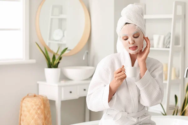 Banyoda Çarşaf Maskeli Bir Fincan Kahveli Genç Bir Kadın — Stok fotoğraf