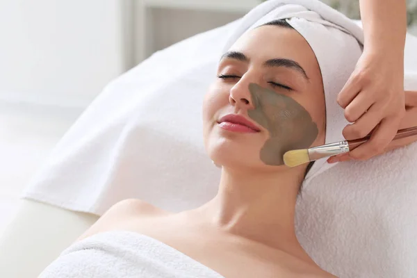 Cosmetologo Applicando Maschera Argilla Sul Viso Della Giovane Donna Salone — Foto Stock