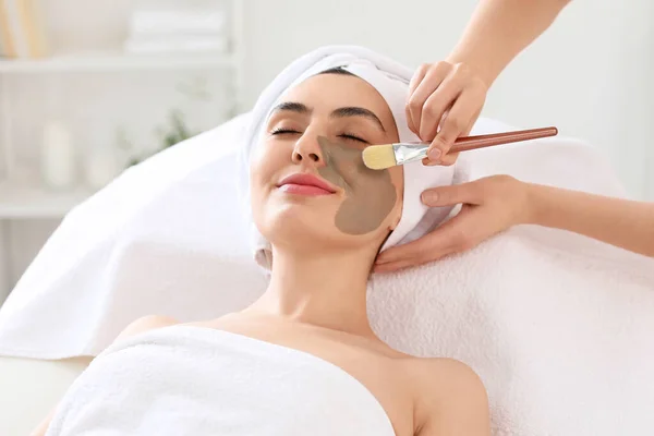 Kosmetologis Menerapkan Topeng Tanah Liat Wajah Wanita Muda Salon Closeup — Stok Foto