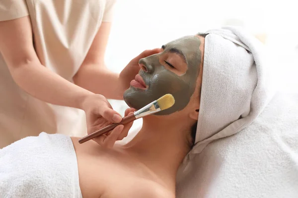 Cosmetologist Applying Clay Mask Young Woman Face Salon Closeup — Stock Photo, Image