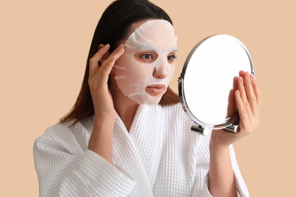 Mujer Joven Con Máscara Sábanas Mirando Espejo Sobre Fondo Beige —  Fotos de Stock