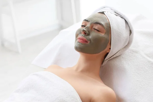 Young Woman Applied Clay Mask Salon Closeup — Stock Photo, Image