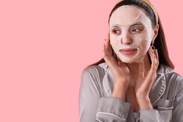 Mujer Joven Con Máscara Hoja Sobre Fondo Rosa Primer Plano — Foto de Stock