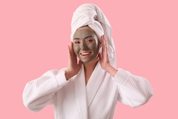 Jonge Vrouw Badjas Met Toegepaste Klei Masker Roze Achtergrond — Stockfoto