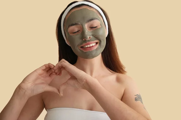 Ung Kvinna Med Tillämpad Lera Mask Beige Bakgrund Närbild — Stockfoto