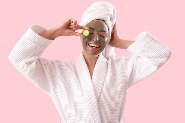 Jonge Vrouw Met Toegepaste Klei Masker Komkommer Slice Roze Achtergrond — Stockfoto