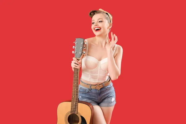 Молода Жінка Гітарою Червоному Тлі — стокове фото