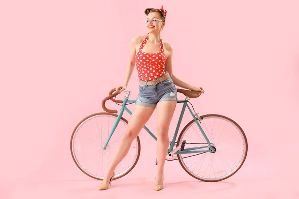 Młoda Kobieta Pin Rowerem Różowym Tle — Zdjęcie stockowe