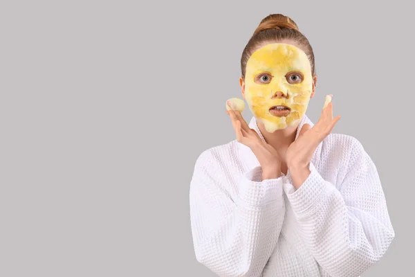 Wanita Muda Kamar Mandi Dengan Lembar Masker Kunyit Pada Latar — Stok Foto