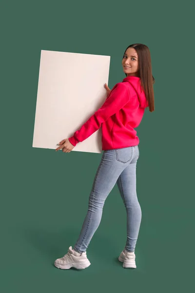 Ung Kvinna Luvtröja Med Stor Tom Affisch Grön Bakgrund — Stockfoto