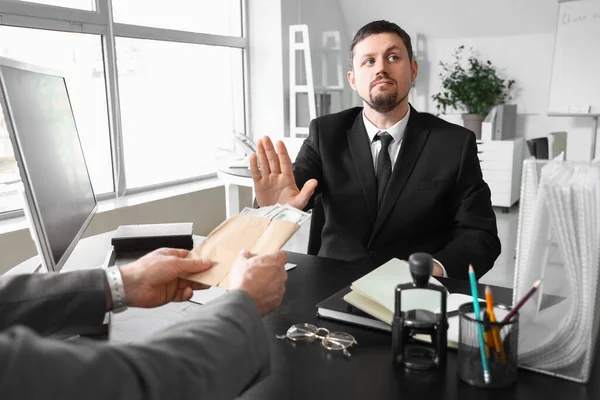 オフィスで賄賂を受け取るのを拒否するビジネスマン — ストック写真