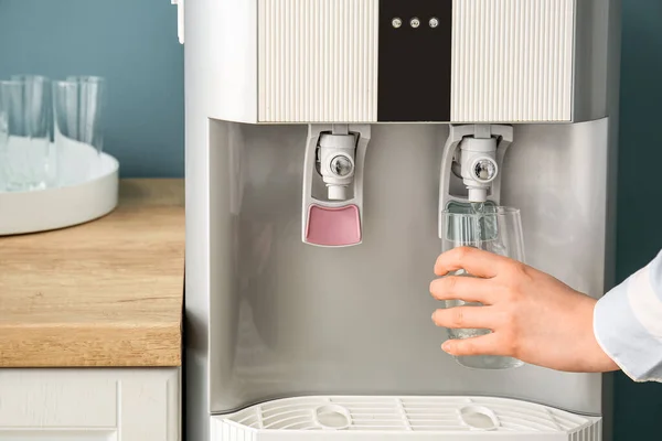 Женщина Наливает Воду Современного Холодильника Стекло — стоковое фото