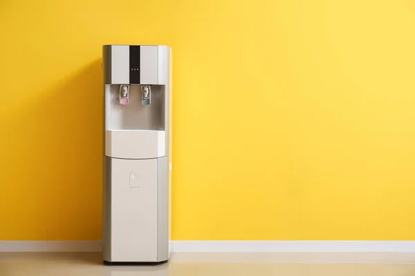 Refrigerador Água Moderno Perto Parede Amarela — Fotografia de Stock