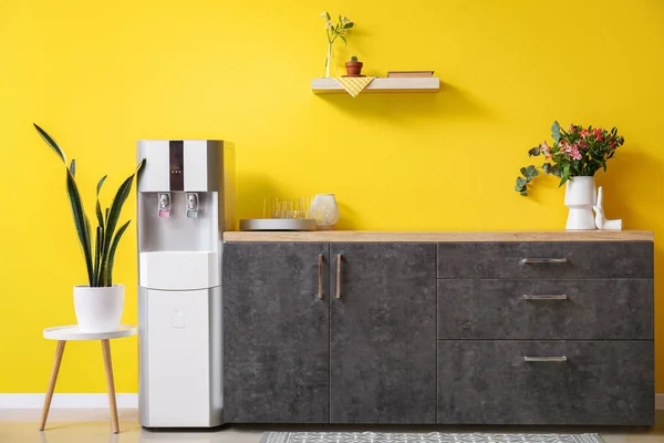 Interior Dapur Dengan Pendingin Air Modern Dekat Dinding Kuning — Stok Foto