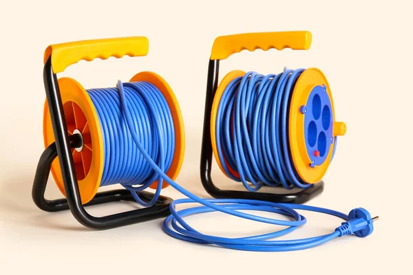 Carretes Cable Eléctrico Extensión Sobre Fondo Claro — Foto de Stock