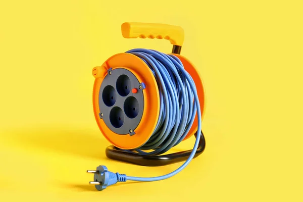 Rozšíření Elektrický Kabel Naviják Žlutém Pozadí — Stock fotografie