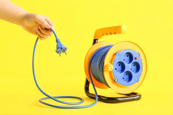 Samice Ruka Prodlužovací Elektrický Kabel Naviják Žlutém Pozadí — Stock fotografie