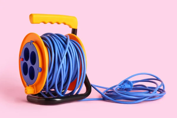 Förlängning Elektrisk Kabel Rulle Rosa Bakgrund — Stockfoto