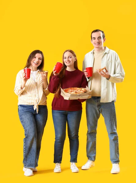 Ευτυχισμένοι Φίλοι Νόστιμη Πίτσα Και Ποτά Κίτρινο Φόντο — Φωτογραφία Αρχείου