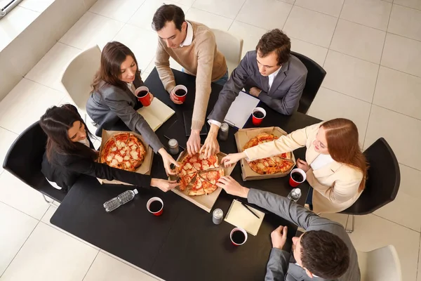 Grupo Gente Negocios Tomando Sabrosa Pizza Mesa Oficina Vista Superior — Foto de Stock