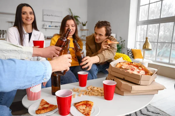 Vriendengroep Met Lekkere Pizza Drankjes Thuis — Stockfoto