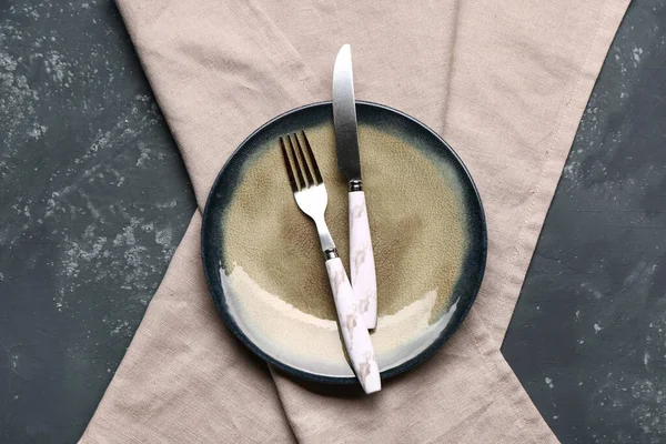 Graue Tischdecke Mit Teller Messer Und Gabel Auf Grauem Grunge — Stockfoto