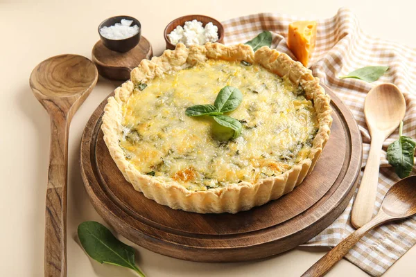 Board Delicious Quiche Spinach Leaves Beige Background — Stock Photo, Image