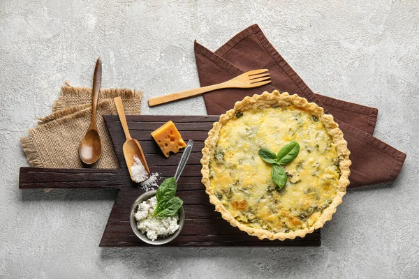 Board Delicious Quiche Spinach Leaves Cheese Grey Grunge Background — Stock Photo, Image