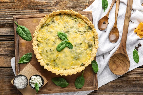 Board Delicious Quiche Spinach Leaves Brown Wooden Background — Stock Photo, Image