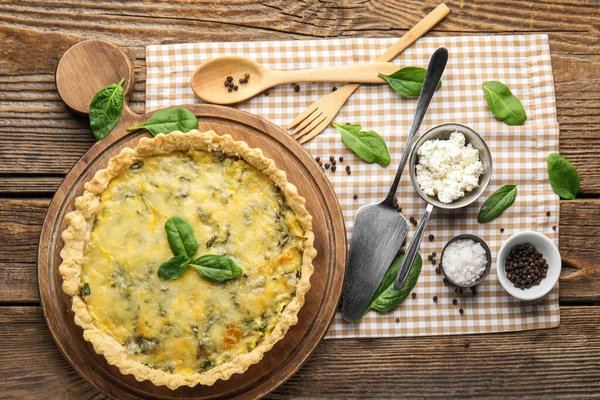 Board Delicious Quiche Spinach Leaves Wooden Background — Stock Photo, Image