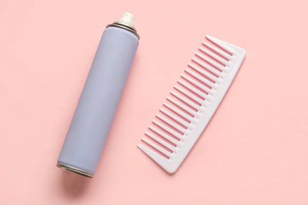 Flasche Haarspray Und Kamm Auf Farbigem Hintergrund — Stockfoto