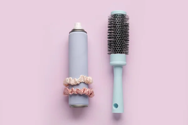 Flasche Haarspray Mit Scrunchies Und Pinsel Auf Farbhintergrund — Stockfoto