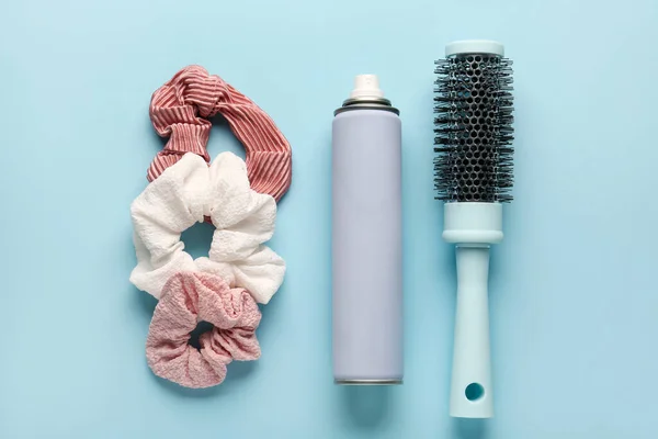 Flasche Haarspray Pinsel Und Scrunchies Auf Farbigem Hintergrund — Stockfoto