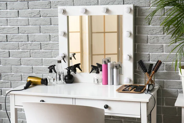 美容室のテーブルの上で異なる髪スプレーやアクセサリー — ストック写真