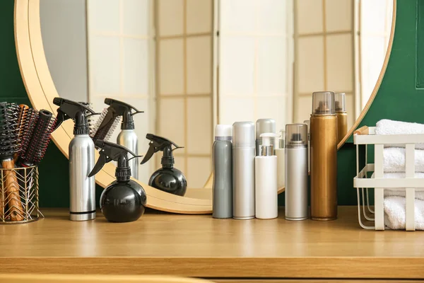 Diversi Spray Capelli Accessori Tavola Nel Salone Bellezza — Foto Stock