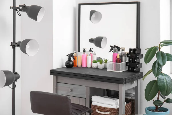 Sebotol Semprotan Dan Produk Perawatan Rambut Atas Meja Salon Kecantikan — Stok Foto