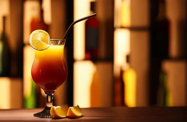 Vaso Sabroso Tequila Sunrise Con Rodaja Limón Mesa —  Fotos de Stock